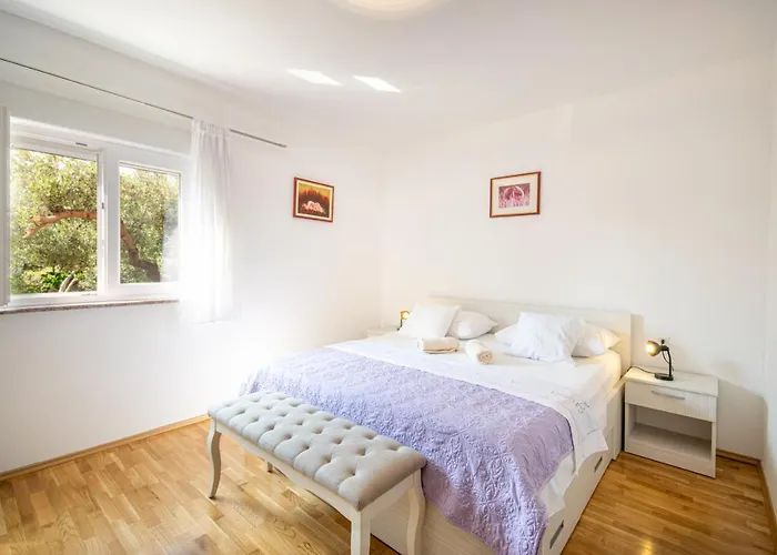 Laura * マカルスカ