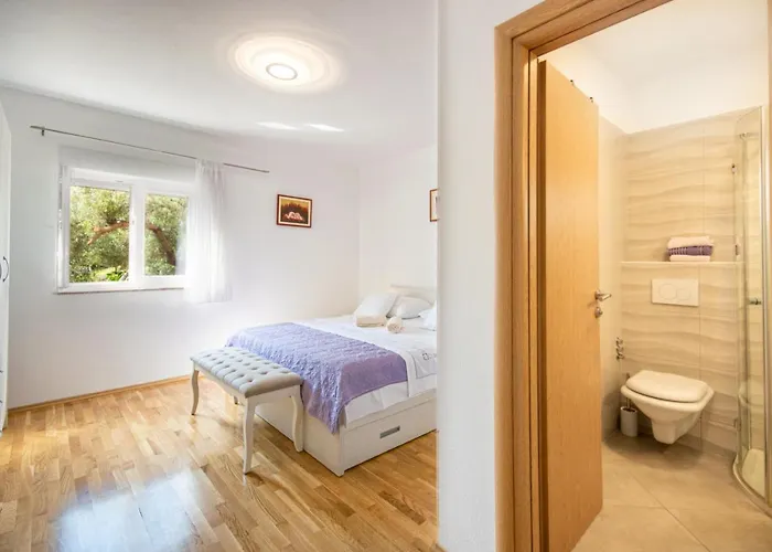 Laura * マカルスカ