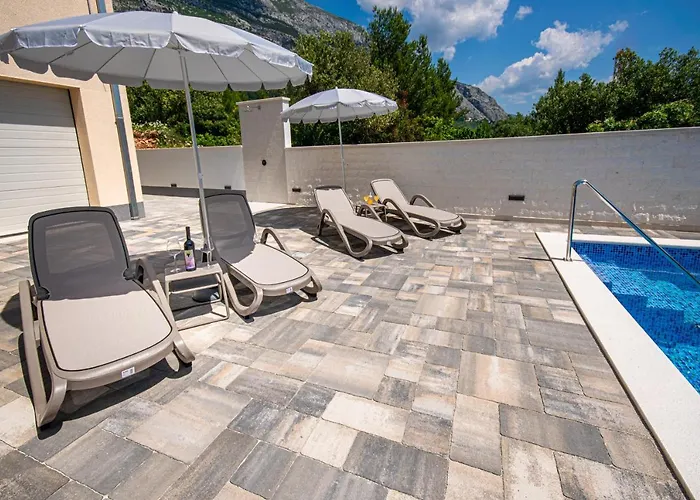 Laura * マカルスカ