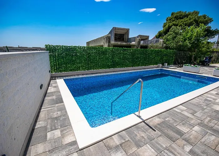 Laura * マカルスカ