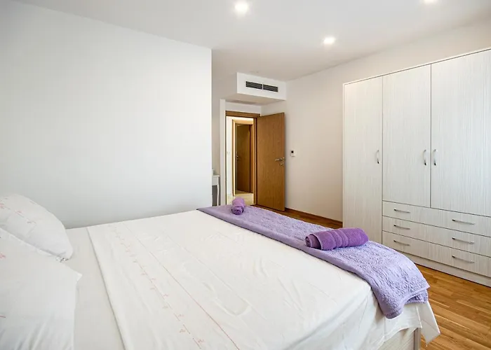 Laura * マカルスカ