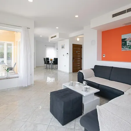 Laura Apartment Makarska
