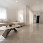 Laura Apartment *