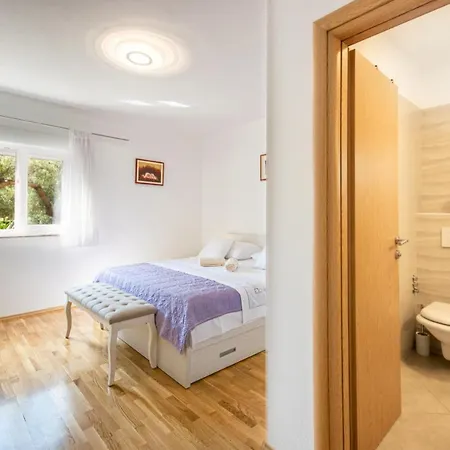 Laura * Макарска