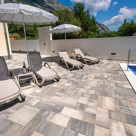 Laura * Макарска