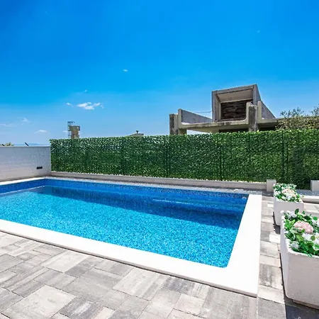 Laura * Макарска